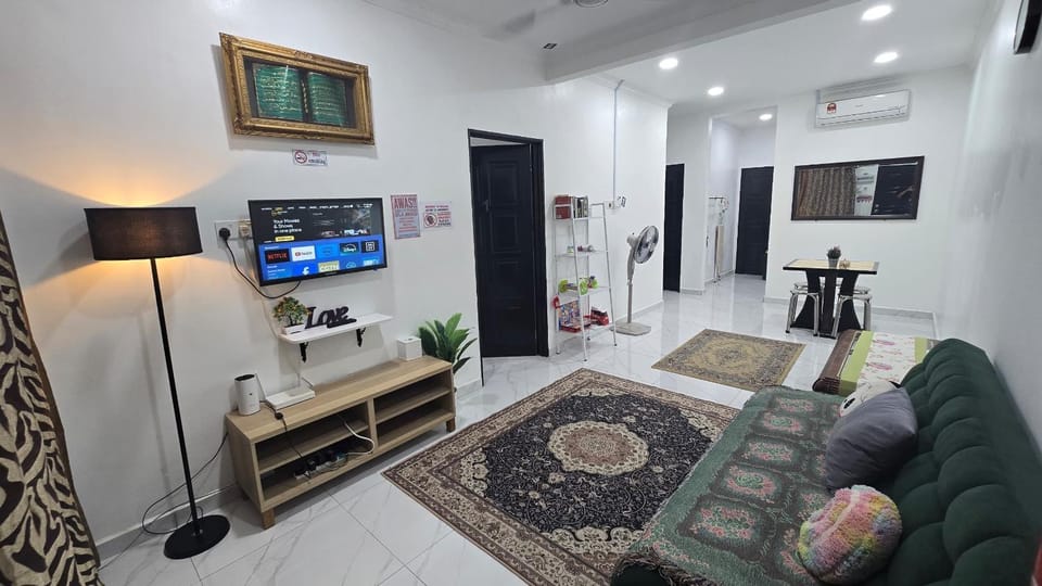 Communal lounge/ TV room, TV and multimedia, Living room, Dining area