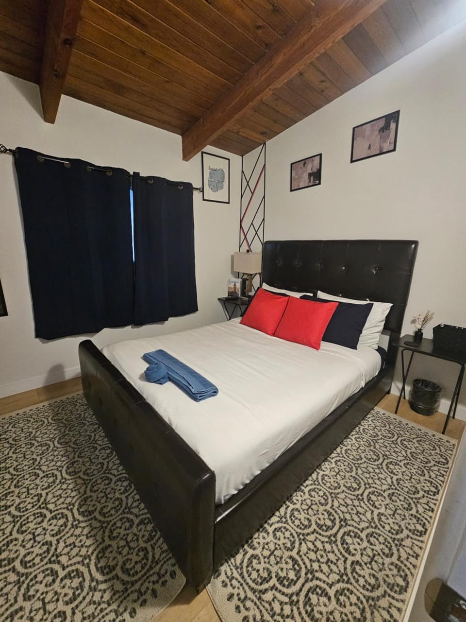P&N Suites - DELUXE QUEEN ROOM- LONDON-Renovated Bed and Breakfast in Edmonton