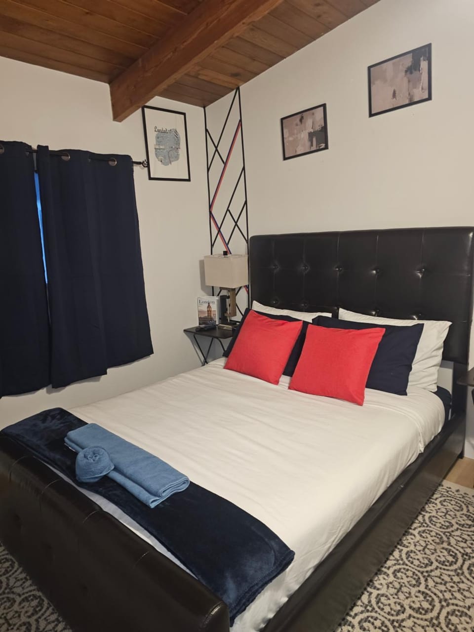 P&N Suites - DELUXE QUEEN ROOM- LONDON-Renovated Bed and Breakfast in Edmonton
