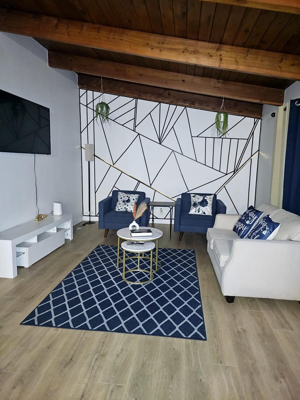 P&N Suites - DELUXE QUEEN ROOM- LONDON-Renovated Bed and Breakfast in Edmonton