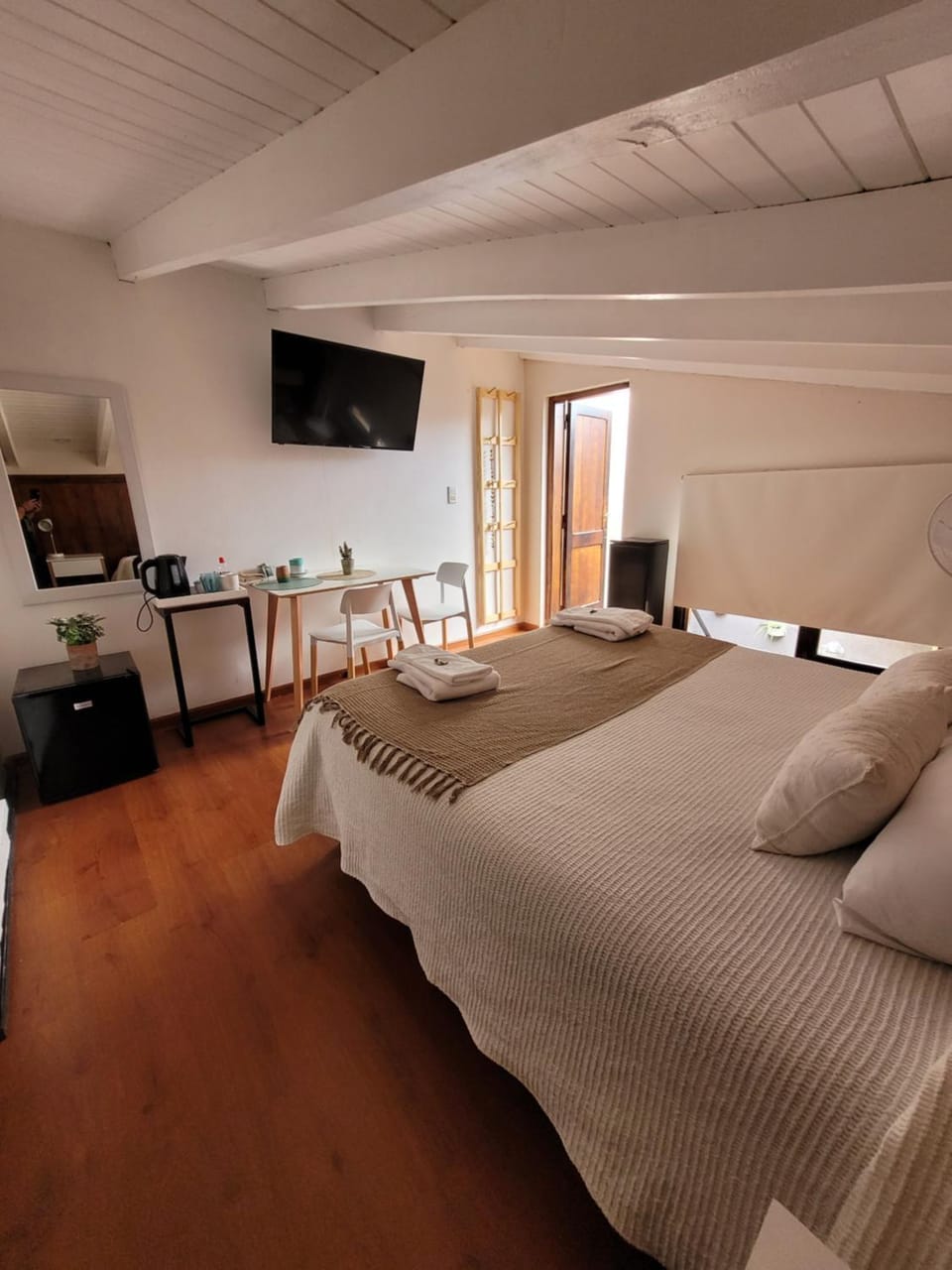 Bed, TV and multimedia, Bedroom, towels