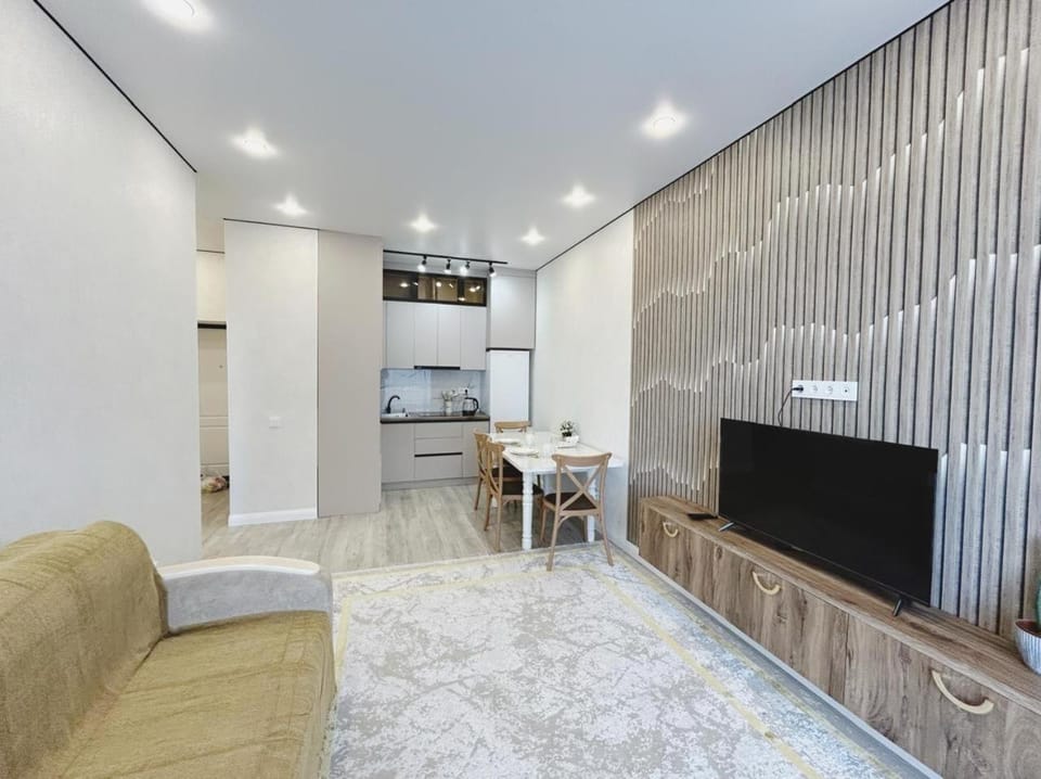 TV and multimedia, Kitchen or kitchenette, Living room, Seating area, Dining area, stove