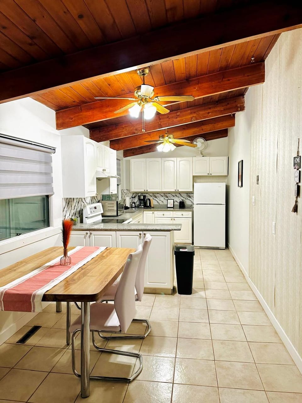 Kitchen or kitchenette, Dining area, oven