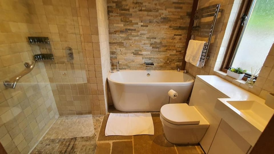 Swn Y Nant Lodge with hot tub Brecon Chalet in Wales