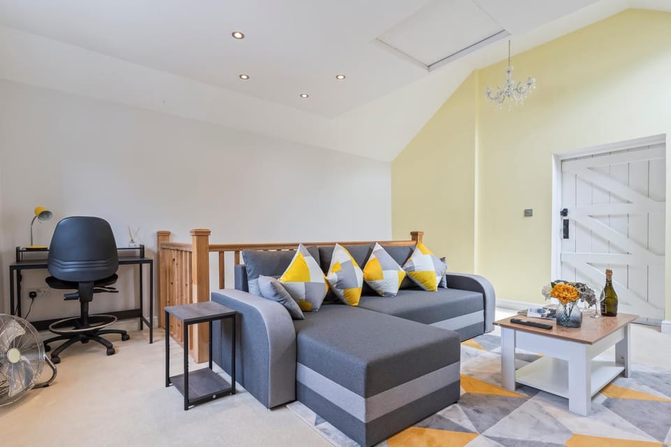 Stylish 2 Bed Home near Gatwick Apartment in Redhill
