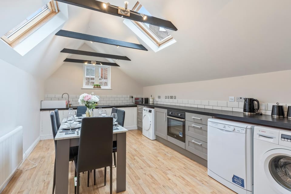 Kitchen or kitchenette, Dining area, dishwasher, oven, stove, toaster, washing machine