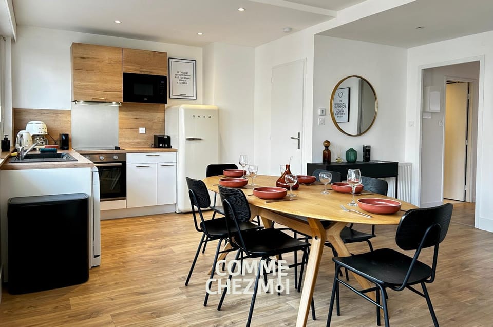 Kitchen or kitchenette, Living room, Seating area, Dining area, dishwasher, oven, stove, toaster