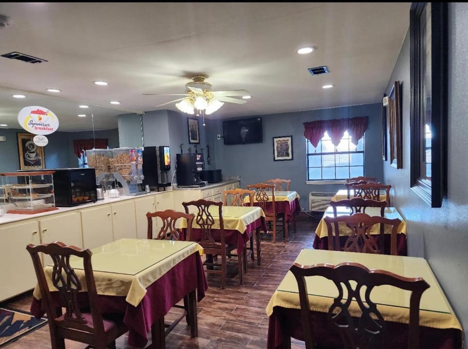 Restaurant/places to eat, Kitchen or kitchenette, Breakfast