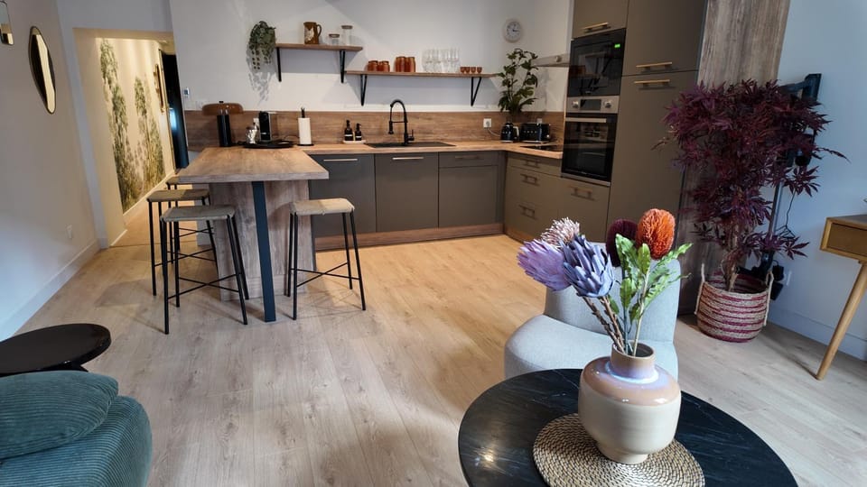 Seating area, Dining area, oven, stove