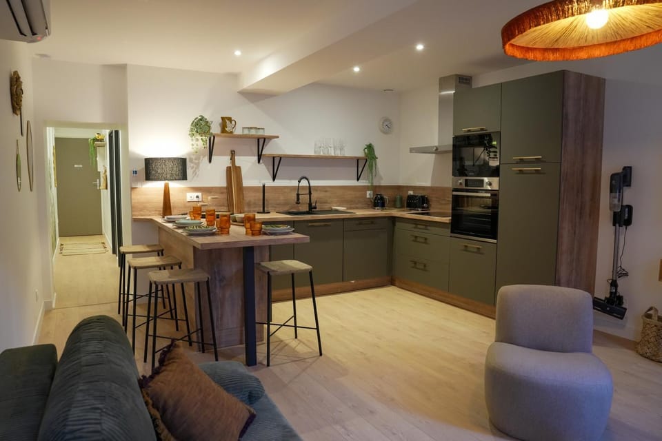 Kitchen or kitchenette, Living room, Seating area, Dining area, minibar, oven, stove