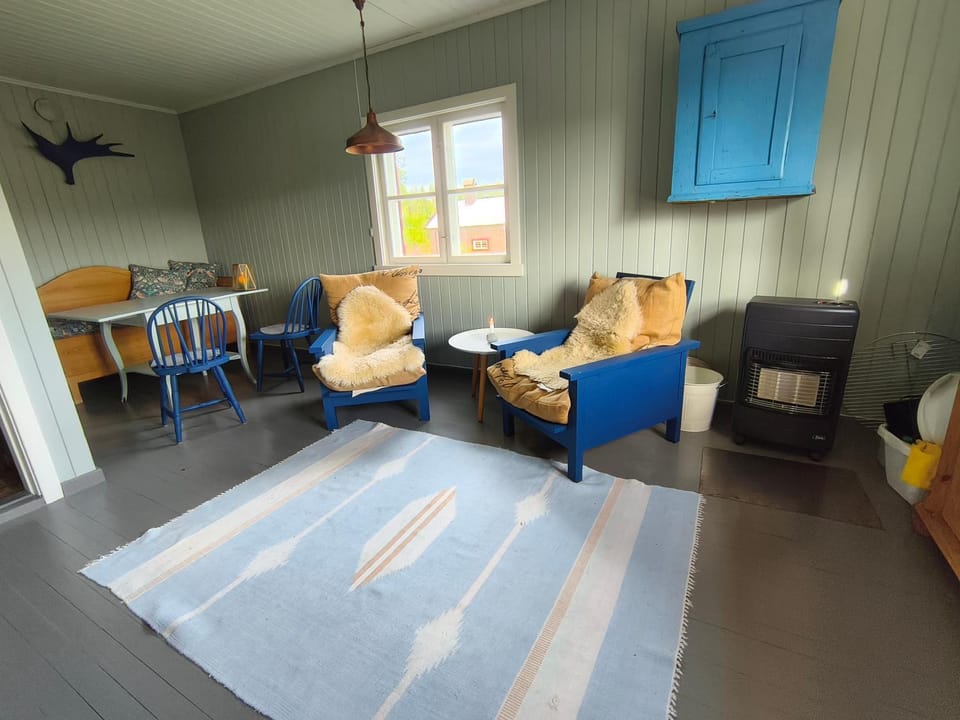 Living room, Seating area, Dining area, oven