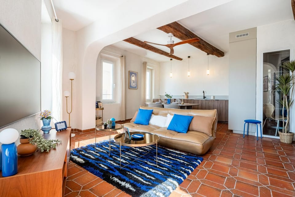 Living room, Seating area, Dining area, air conditioner