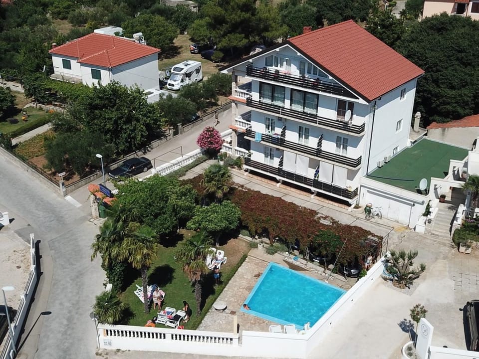 Property building, Day, Bird's eye view, Garden, Garden view, Street view, Location, Parking, sunbed