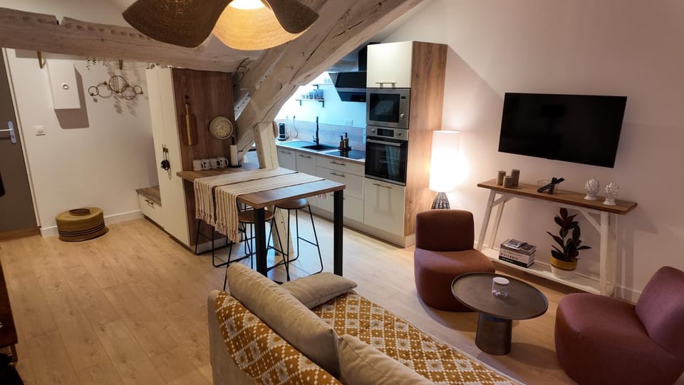 TV and multimedia, Seating area, Dining area