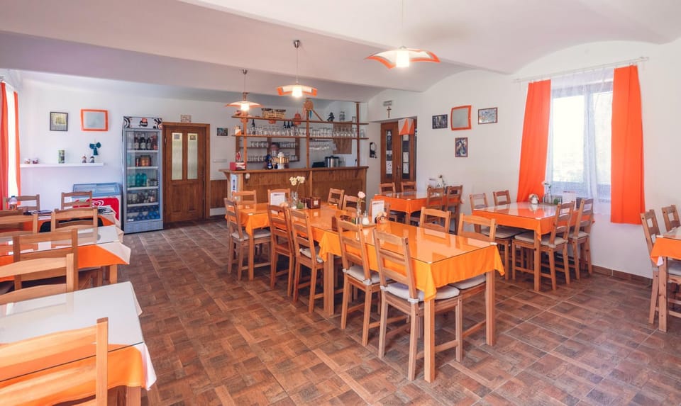 Restaurant/places to eat, Restaurant/places to eat, Communal lounge/ TV room, Lounge or bar, Banquet/Function facilities, Seating area