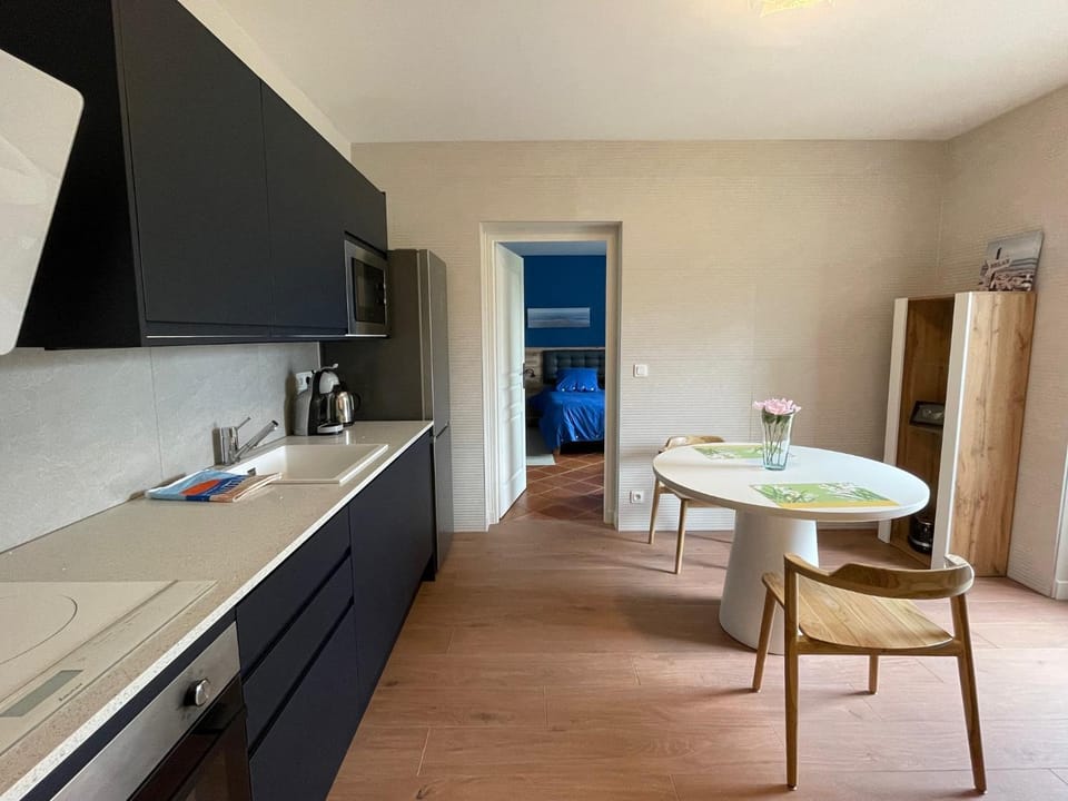 Kitchen or kitchenette, Seating area, Dining area, oven