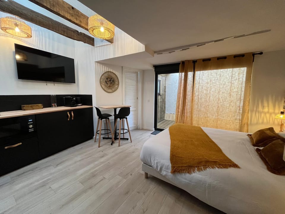 TV and multimedia, Kitchen or kitchenette, Photo of the whole room