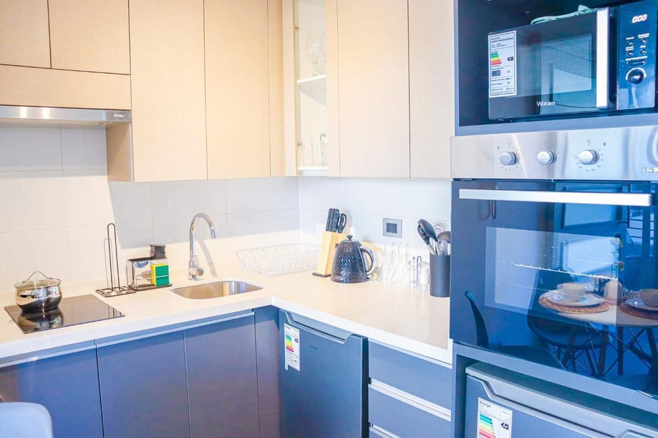 Coffee/tea facilities, Kitchen or kitchenette, oven, stove