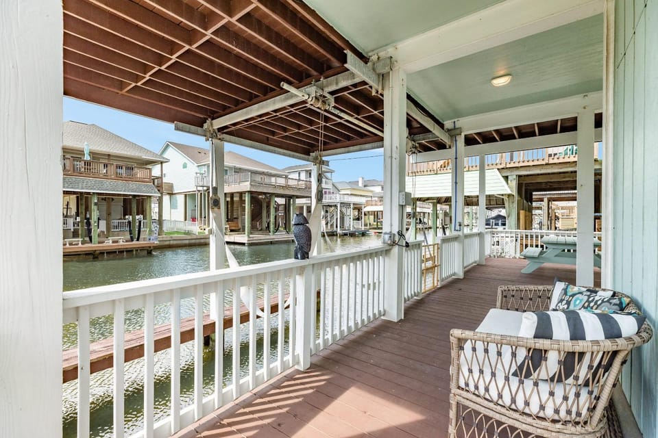 Saltwater Cowboys' Retreat - Bayfront Boat Slip & Hot Tub House in Galveston Island