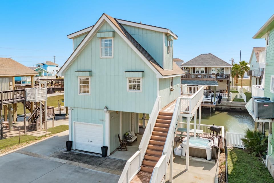 Saltwater Cowboys' Retreat - Bayfront Boat Slip & Hot Tub House in Galveston Island