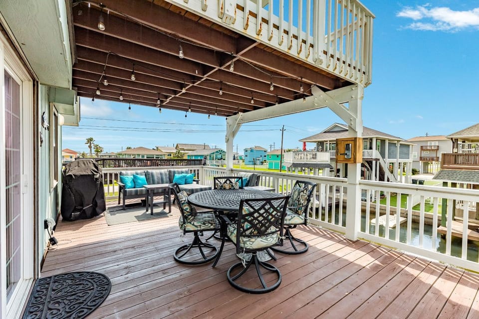 Saltwater Cowboys' Retreat - Bayfront Boat Slip & Hot Tub House in Galveston Island