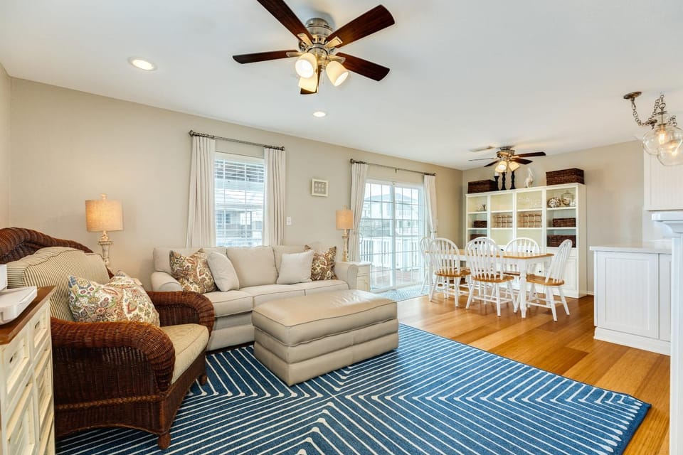 Saltwater Cowboys' Retreat - Bayfront Boat Slip & Hot Tub House in Galveston Island