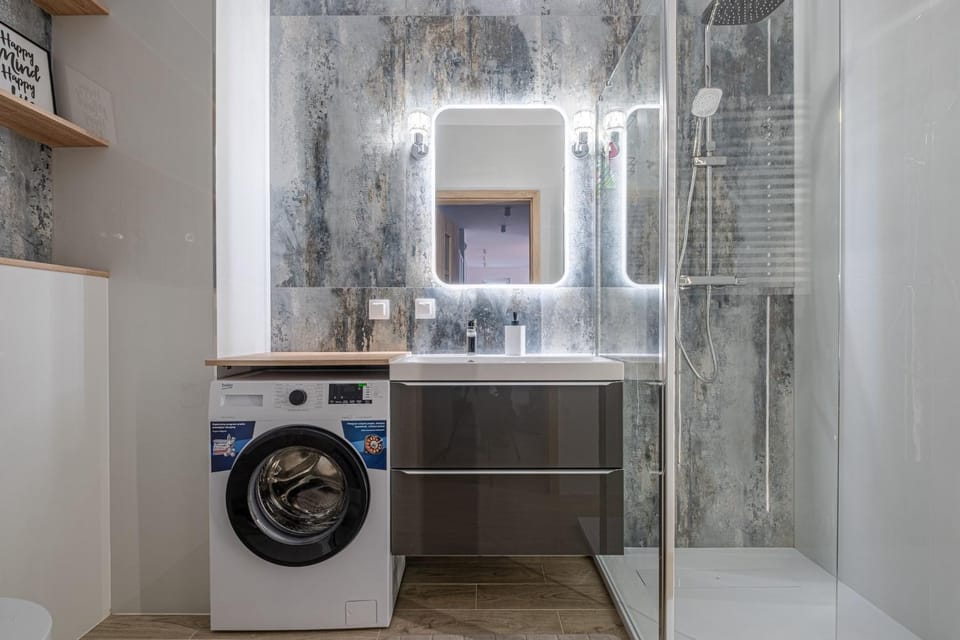 Shower, Bathroom, towels, washing machine, dryer