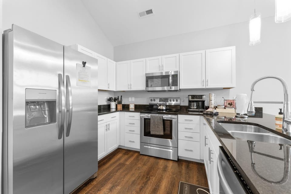 Coffee/tea facilities, Kitchen or kitchenette, dishwasher, oven, stove, toaster