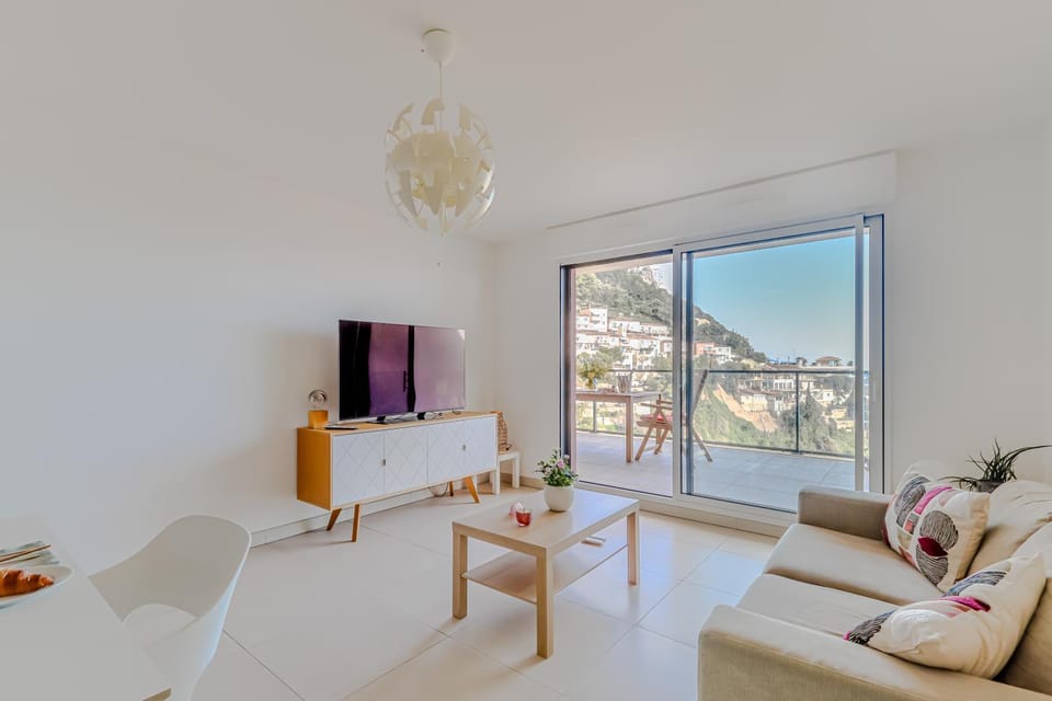 Communal lounge/ TV room, Natural landscape, TV and multimedia, Living room, Seating area, Dining area, Evening entertainment, Mountain view