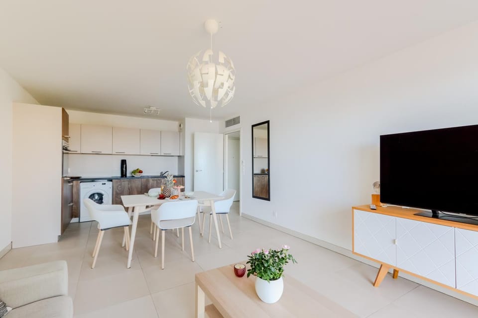 Communal lounge/ TV room, TV and multimedia, Kitchen or kitchenette, Living room, Seating area, Dining area