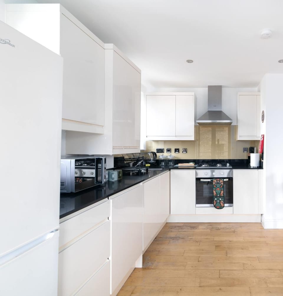 Coffee/tea facilities, Kitchen or kitchenette, microwave, stove, toaster, washing machine