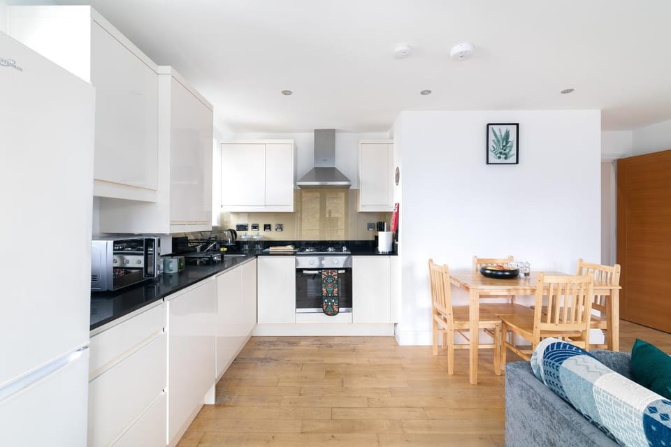 Coffee/tea facilities, Kitchen or kitchenette, Dining area, Quiet street view, dishwasher, microwave, oven, stove, toaster, washing machine