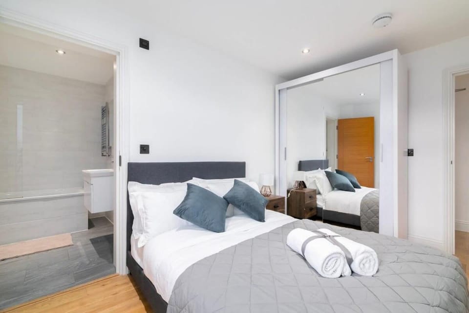 Bed, Photo of the whole room, Decorative detail, Bedroom, towels, wardrobe