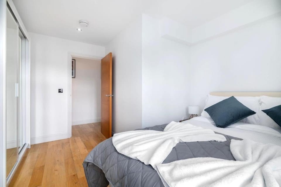 Bed, Photo of the whole room, Decorative detail, Bedroom, wardrobe