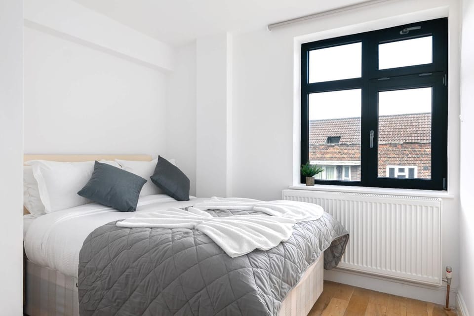 Bed, Photo of the whole room, Decorative detail, Bedroom, heating, internet