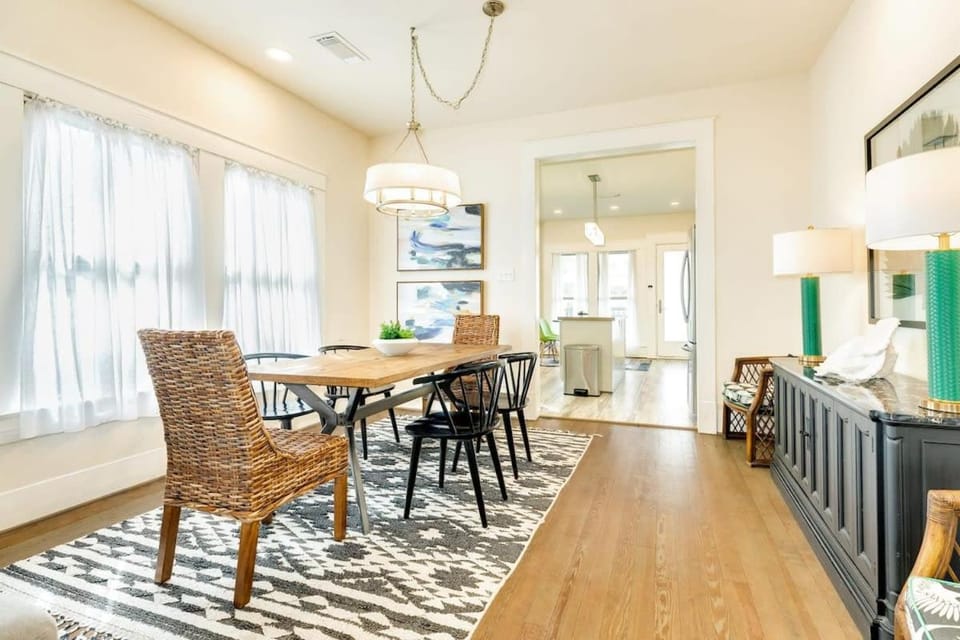 Grand Galvez Getaway - Iconic View, Quick Walk to BEACH! House in Galveston Island