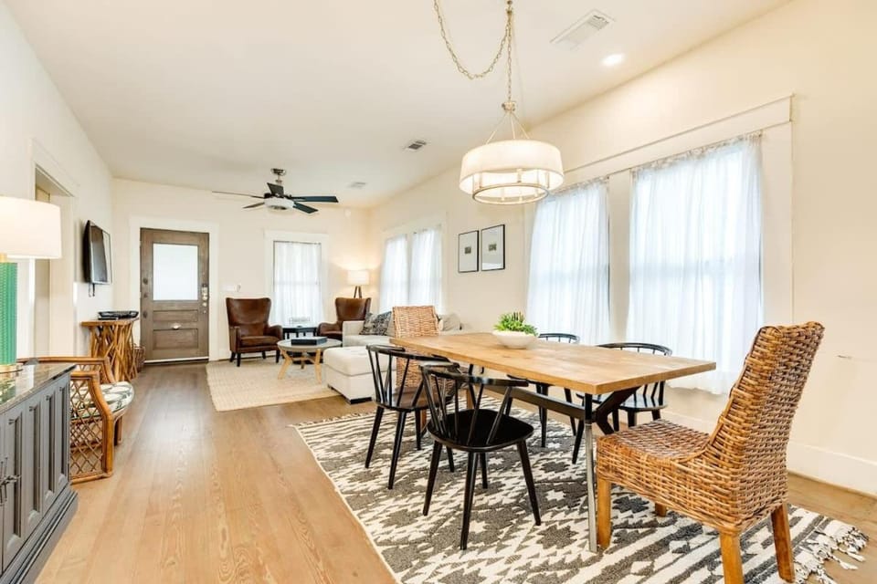 Grand Galvez Getaway - Iconic View, Quick Walk to BEACH! House in Galveston Island