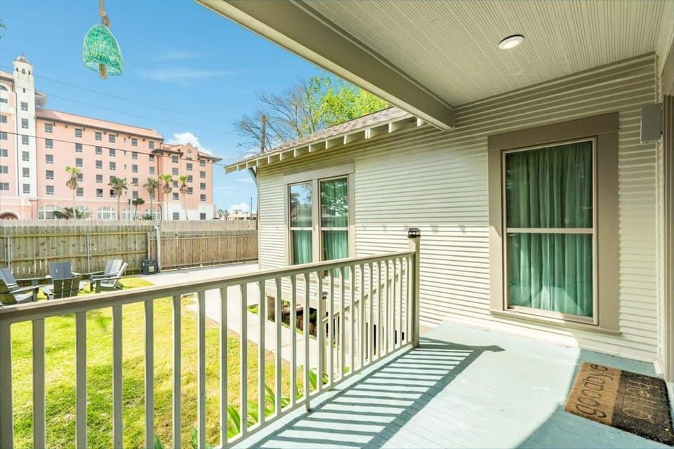 Grand Galvez Getaway - Iconic View, Quick Walk to BEACH! House in Galveston Island