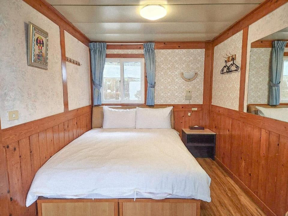 Bed, Photo of the whole room, On site
