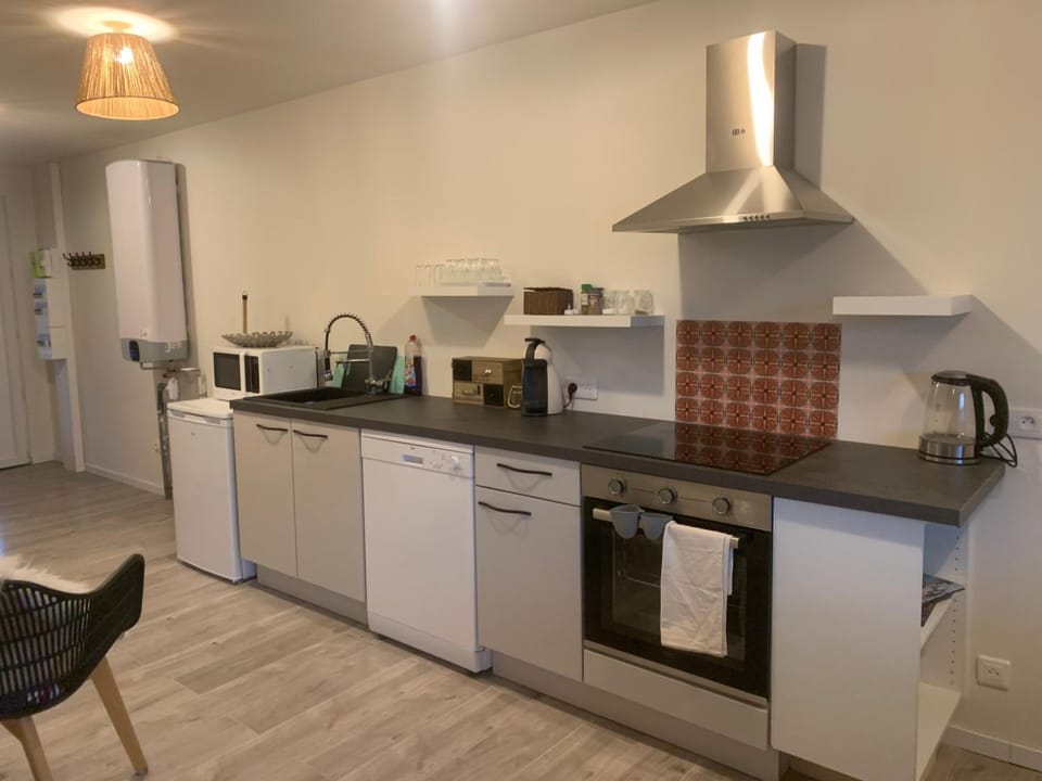 Coffee/tea facilities, Kitchen or kitchenette, dishwasher, oven, stove, toaster
