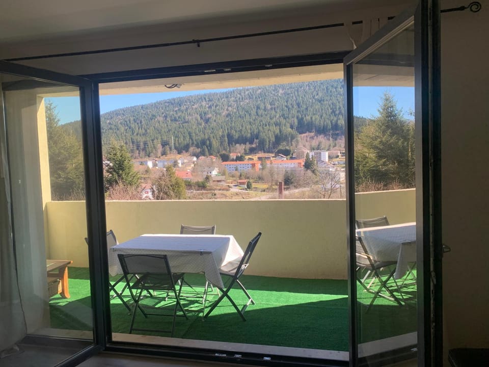 Natural landscape, View (from property/room), Balcony/Terrace, Dining area, Mountain view