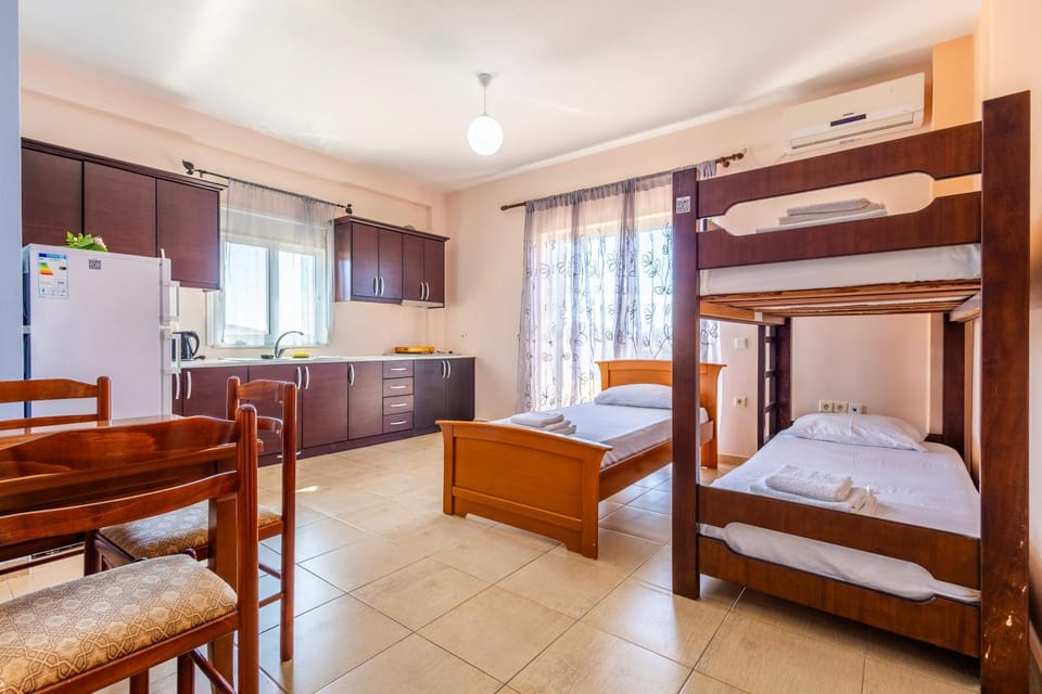 Bed, Kitchen or kitchenette, Living room, Photo of the whole room, Seating area, Dining area, Bedroom, bunk bed, air conditioner