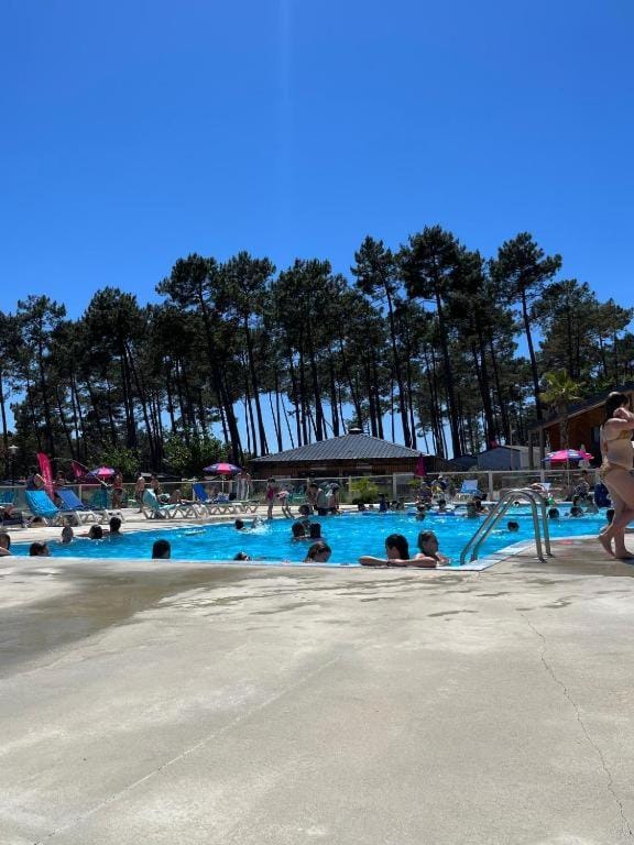 Bungalow Natherem, 3ch dont 1 suite parentale, 2 sdb à Saint Julien en Born dans camping 4 étoile Campground/ 
RV Resort in Saint-Julien-en-Born