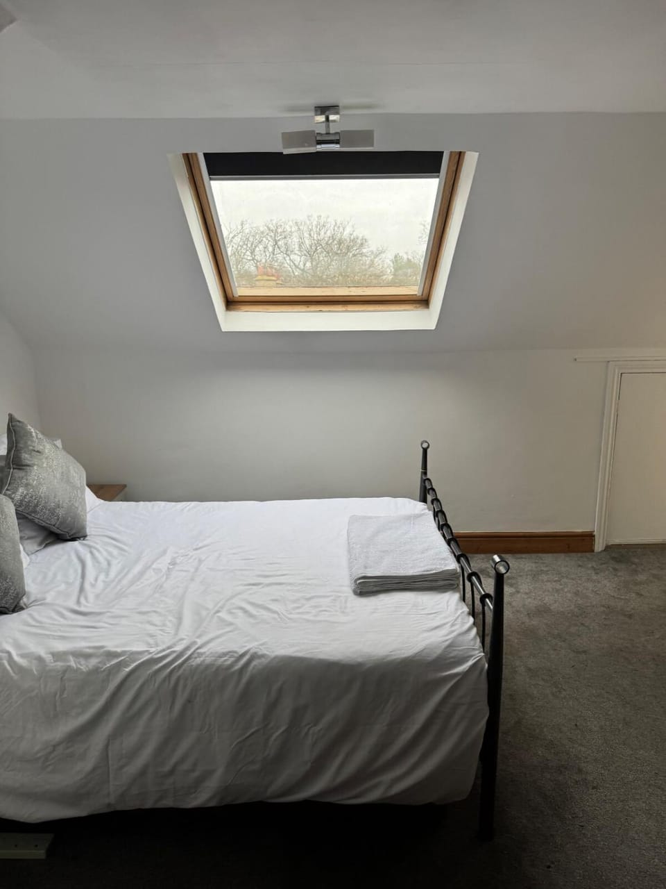 Decent Private Floor In Suburban Area Apartment in Croydon