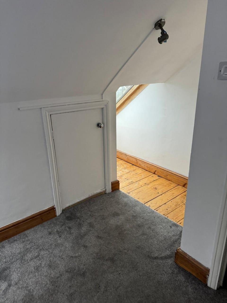 Decent Private Floor In Suburban Area Apartment in Croydon