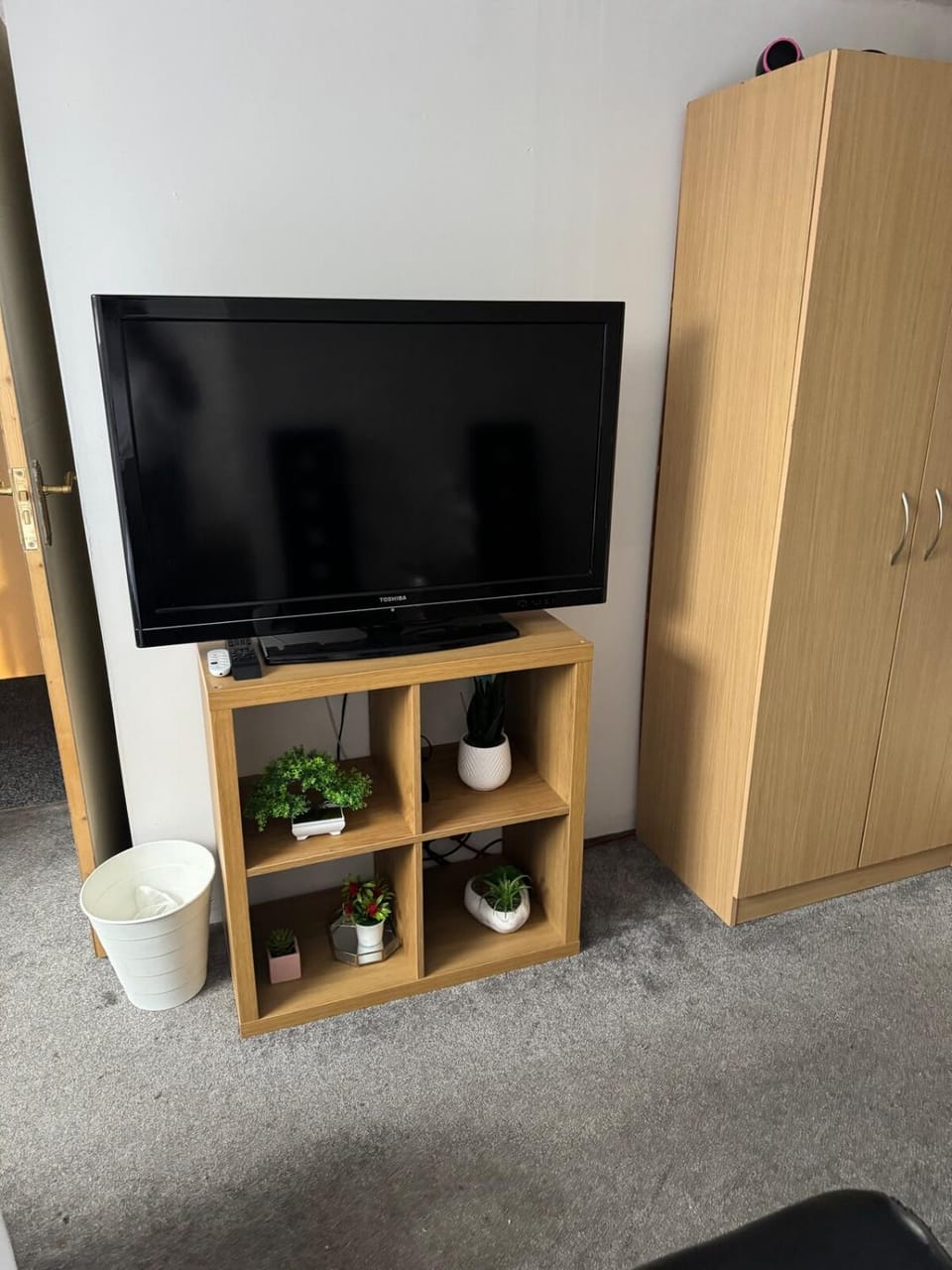 Decent Private Floor In Suburban Area Apartment in Croydon