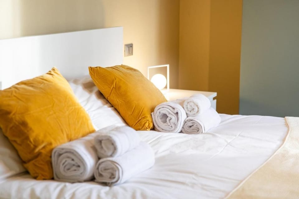 Bedroom, towels