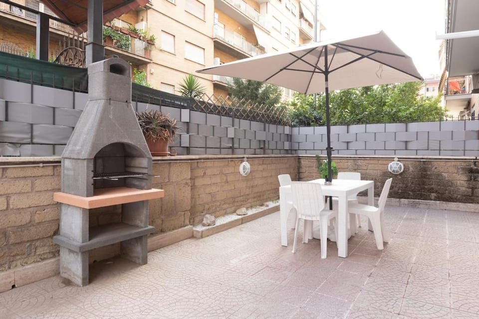 Property building, Patio, Day, Garden, Balcony/Terrace, Dining area