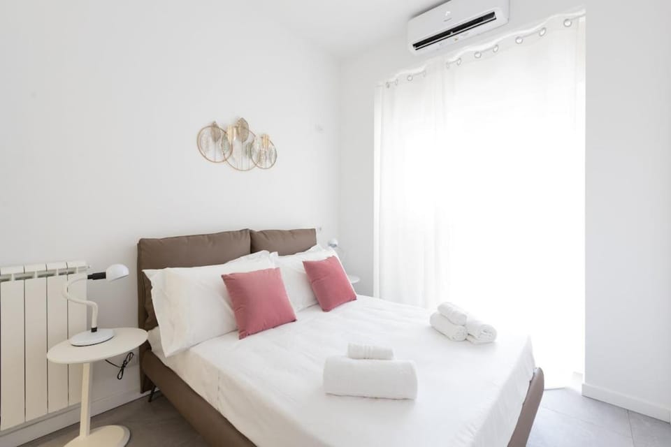 Bed, Photo of the whole room, Bedroom, towels, air conditioner