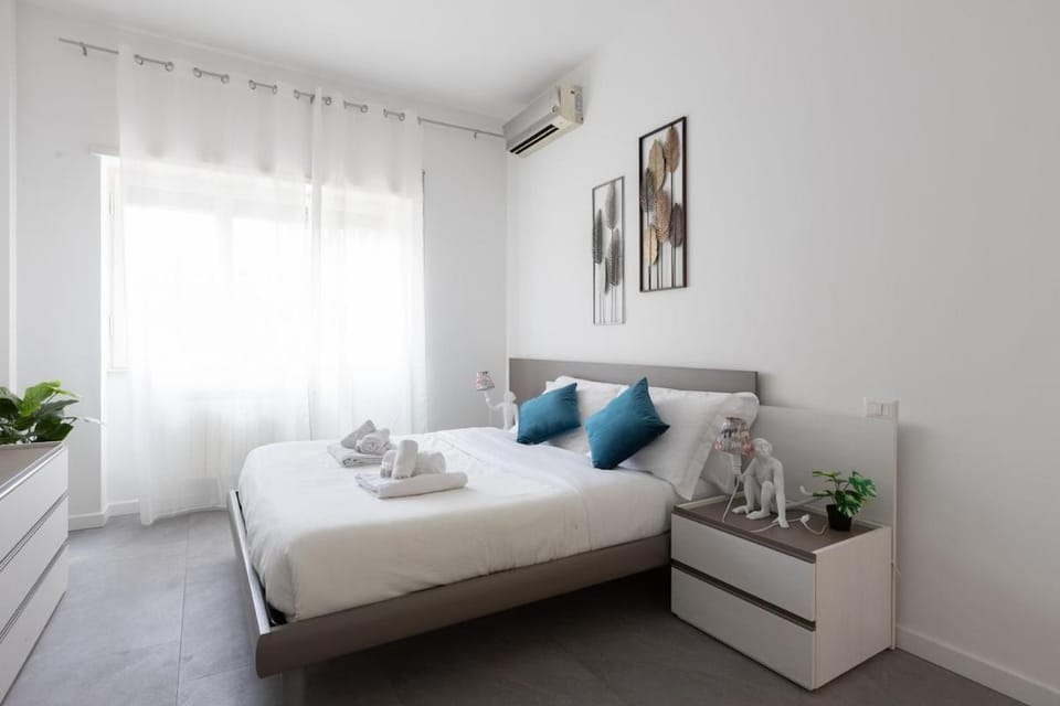 Bed, Photo of the whole room, Bedroom, towels, air conditioner